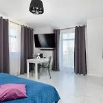 Charming In With Parking By Renters 公寓