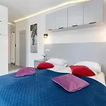 Charming In With Parking By Renters Apartment *