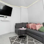 Charming In With Parking By Renters Apartment *
