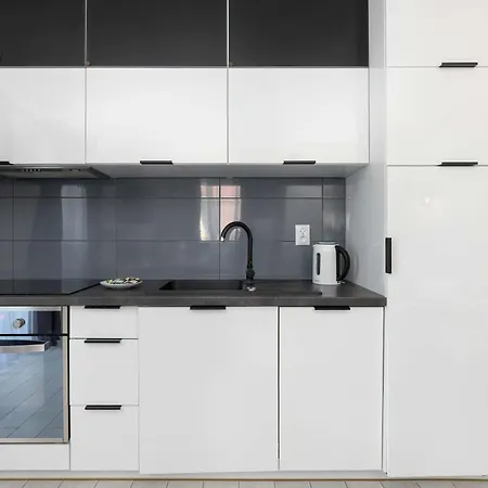 Charming In With Parking By Renters Apartment