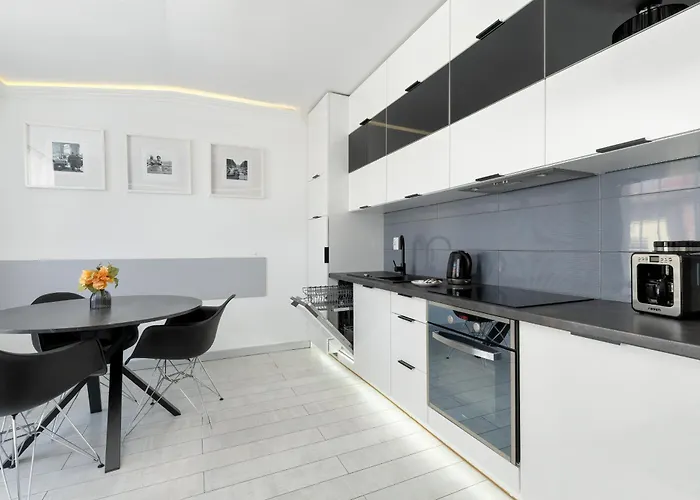 Charming In With Parking By Renters Apartment