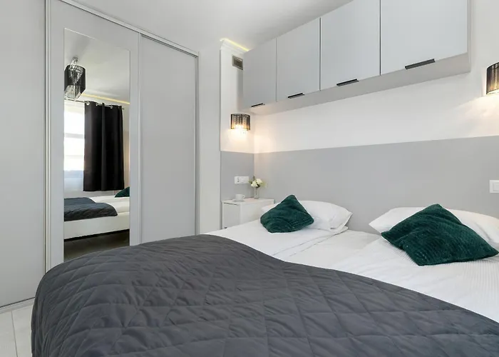 Charming In With Parking By Renters *